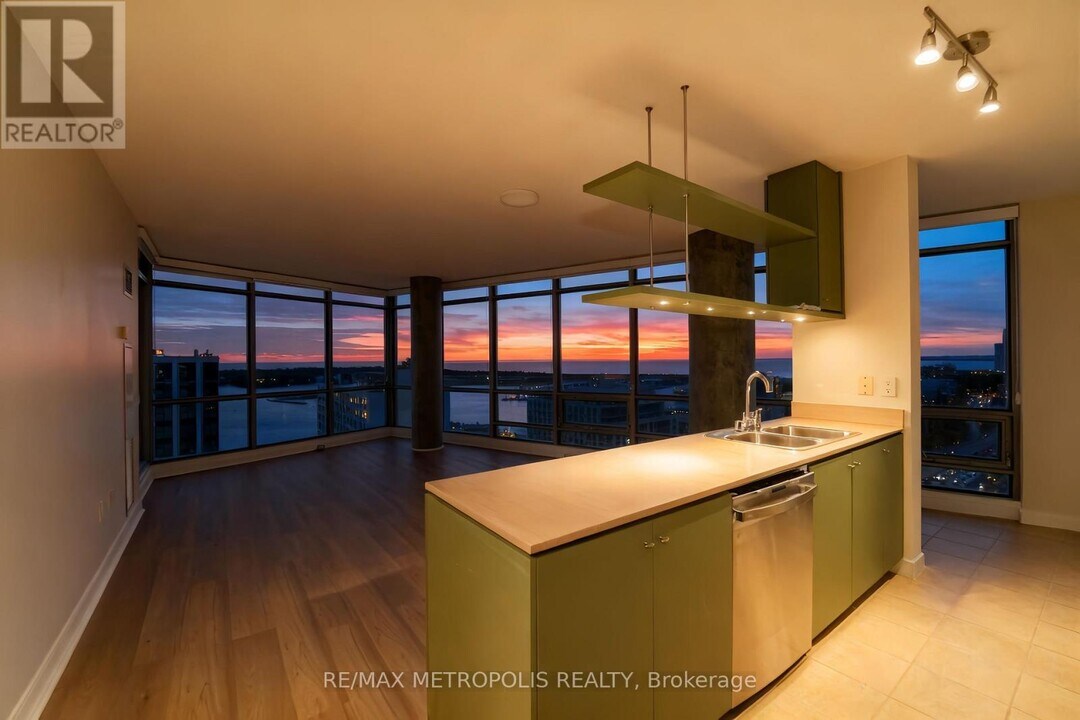5 Mariner Terrace in Toronto, ON - Building Photo