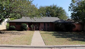 585 Manco Rd in Lewisville, TX - Building Photo