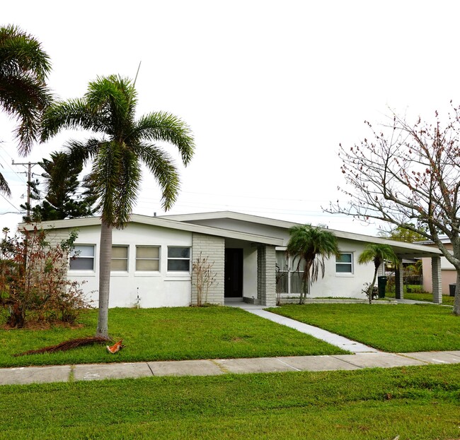 2554 Ambrose Ln in Port Charlotte, FL - Building Photo - Building Photo