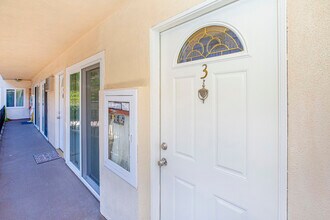 1708 E Chevy Chase Dr in Glendale, CA - Foto de edificio - Building Photo