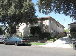 421 N Electric Ave in Alhambra, CA - Foto de edificio - Building Photo