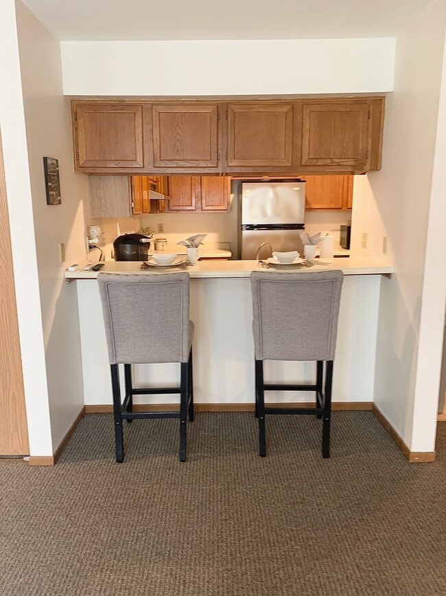Oakton Beach Apartments in Pewaukee, WI - Foto de edificio - Building Photo