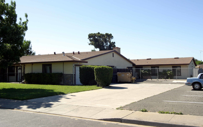 405 Kings Way in Suisun City, CA - Building Photo - Building Photo