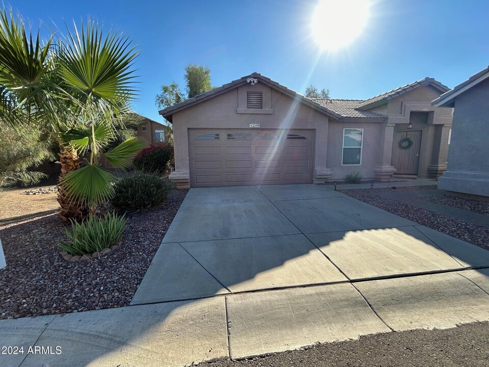 2109 E Danbury Rd in Phoenix, AZ - Foto de edificio