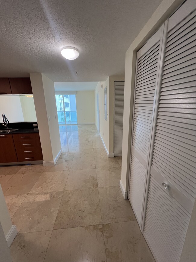 1800 N Bayshore Dr, Unit 2802 in Miami, FL - Building Photo - Building Photo