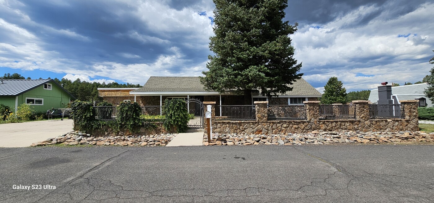 76 Seneca Dr in Flagstaff, AZ - Foto de edificio