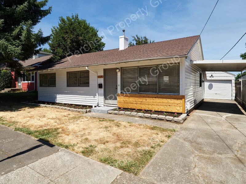 1135 NE Holland St in Portland, OR - Building Photo
