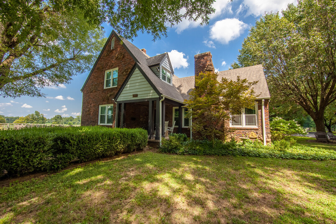 1090      Old Humboldt Rd in Jackson, TN - Building Photo