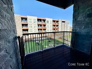 6551 Rockhill Rd in Kansas City, MO - Foto de edificio - Building Photo