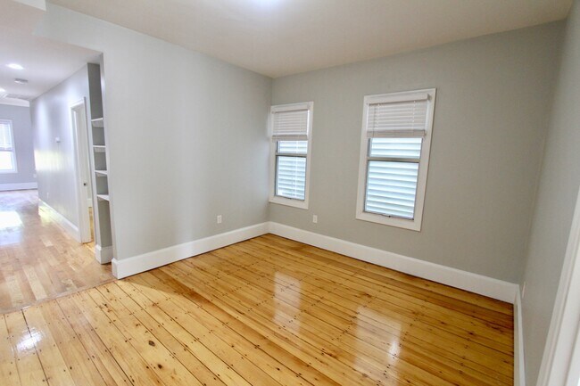 460 Saratoga St, Unit 2 in Boston, MA - Building Photo - Building Photo