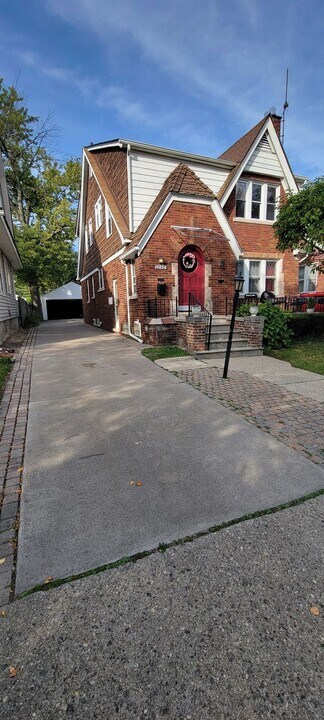 1740 Anita Ave in Grosse Pointe Woods, MI - Foto de edificio