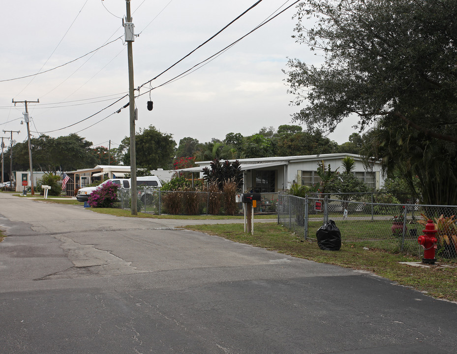 Casa Loma Mobile Home Park in West Palm Beach, FL - Building Photo