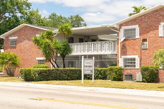 Continental West Apartments in North Miami, FL - Building Photo - Building Photo