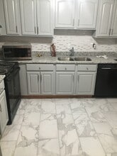 9200 Edwards Way, Unit 1 Bedroom Util Included in Adelphi, MD - Foto de edificio - Building Photo