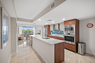 9261 E Bay Harbor Dr in Bay Harbor Islands, FL - Foto de edificio - Building Photo
