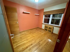 47-39 59th St in Queens, NY - Foto de edificio - Building Photo