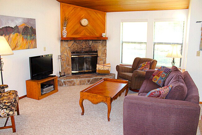 36 Fairway Village Ln in Sunriver, OR - Building Photo - Building Photo