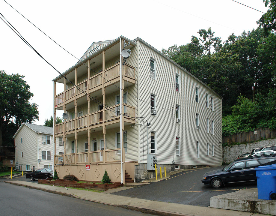 259 River St in Waterbury, CT - Foto de edificio