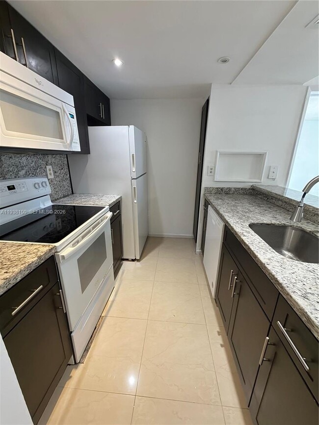 7075 NW 186th St, Unit C409 in Hialeah, FL - Foto de edificio - Building Photo