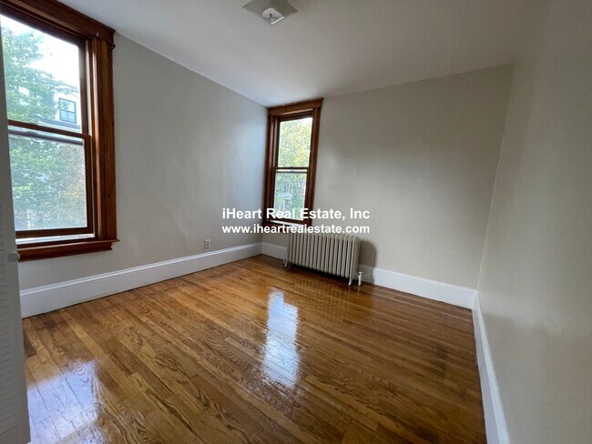 338 K St, Unit #1 in Boston, MA - Building Photo - Building Photo