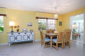 361 1st Ave N in Naples, FL - Foto de edificio - Building Photo