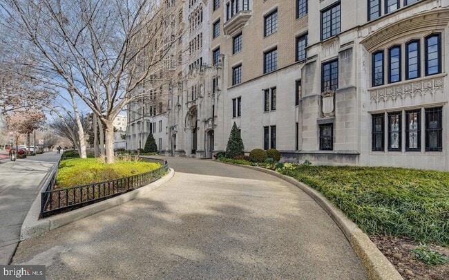 1701 16th St NW, Unit 410 in Washington, DC - Foto de edificio - Building Photo