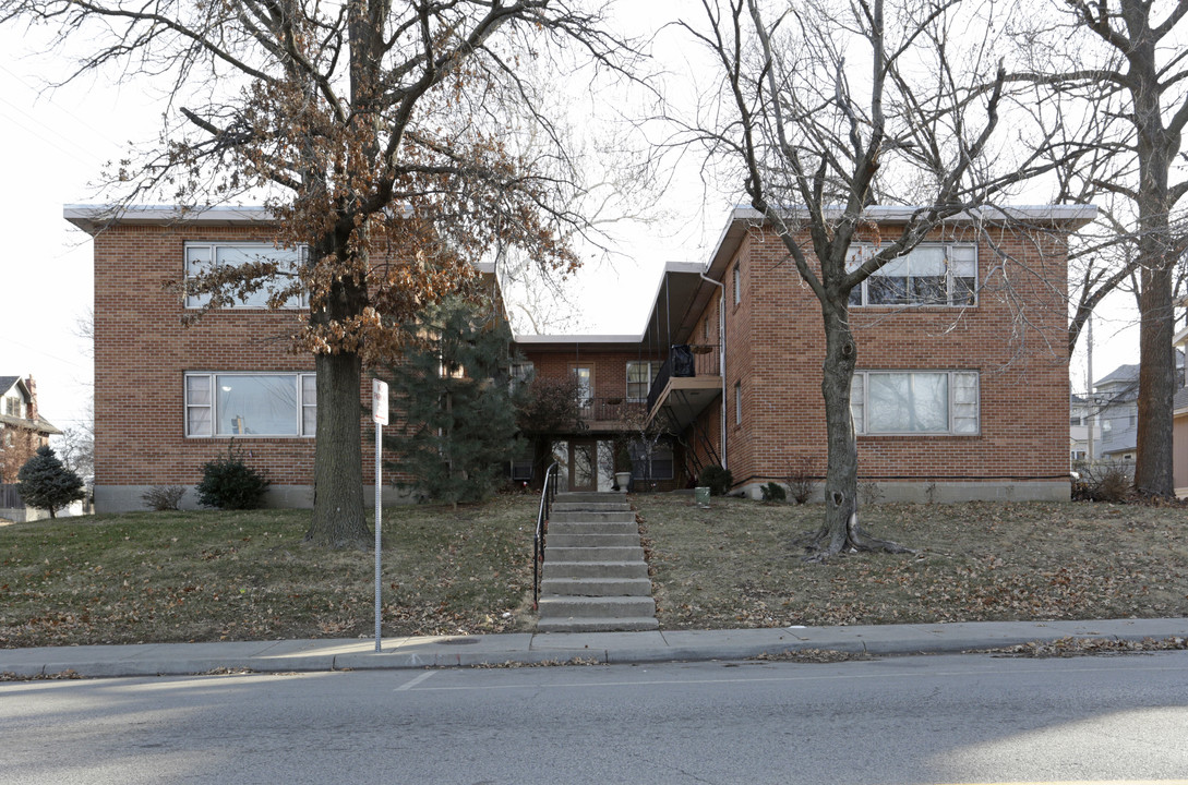 Cody Apartments in Kansas City, KS - Building Photo