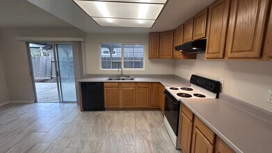 1917 Coral Oak Ct in Modesto, CA - Building Photo - Building Photo