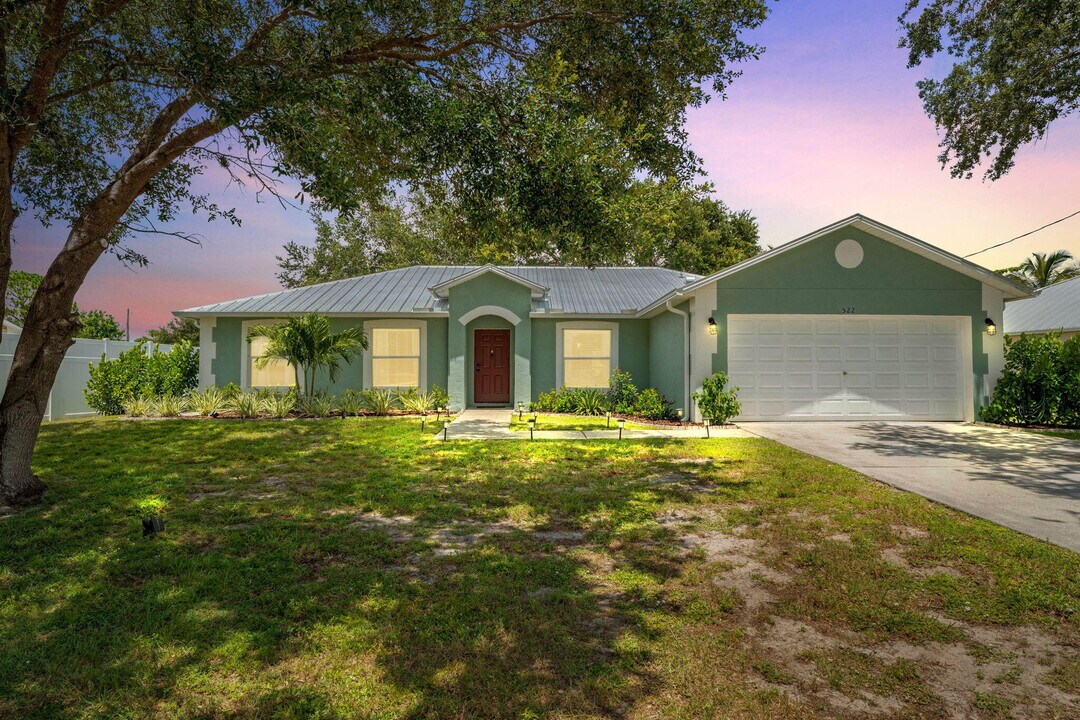522 SW S Quick Cir in Port St. Lucie, FL - Building Photo