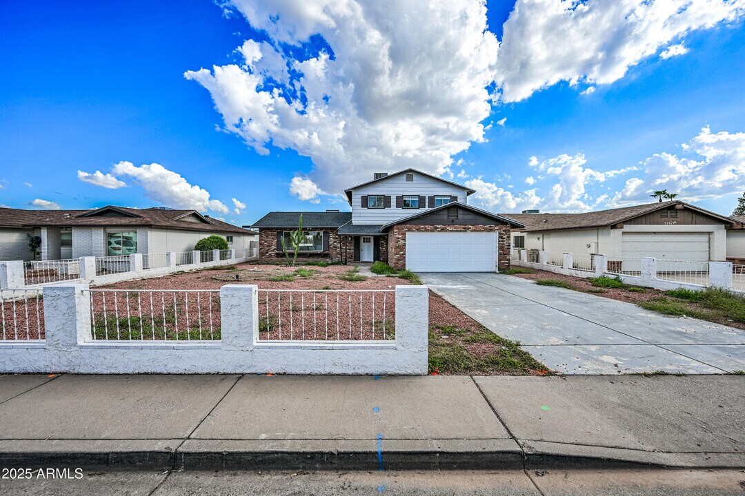 5761 W Cholla St in Glendale, AZ - Foto de edificio