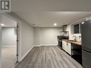 33 Thunderbolt St in Ottawa, ON - Building Photo - Building Photo