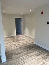 96 Broad St, Unit C in Weymouth, MA - Foto de edificio - Building Photo