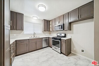 3652 Carmona Ave in Los Angeles, CA - Foto de edificio - Building Photo