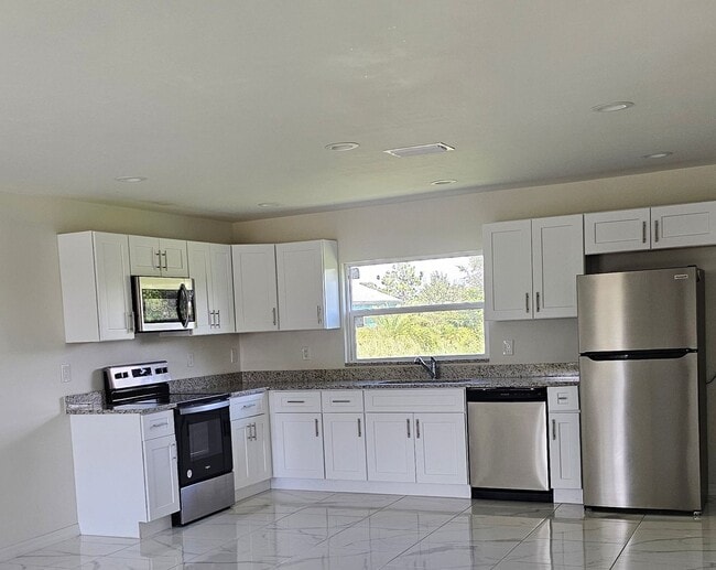 610 Kleinart Dr in Lehigh Acres, FL - Building Photo - Building Photo