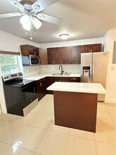 5215 SW 40th Ave in Fort Lauderdale, FL - Building Photo - Building Photo