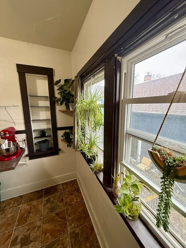 property at 612 S 4th St W