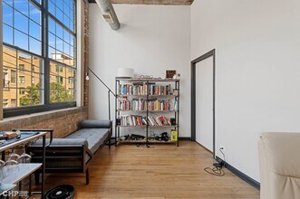 17 N Loomis St in Chicago, IL - Building Photo - Building Photo