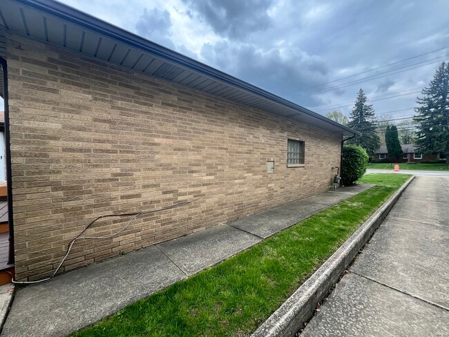 5287 Wilson Mills Rd in Richmond Heights, OH - Foto de edificio - Building Photo