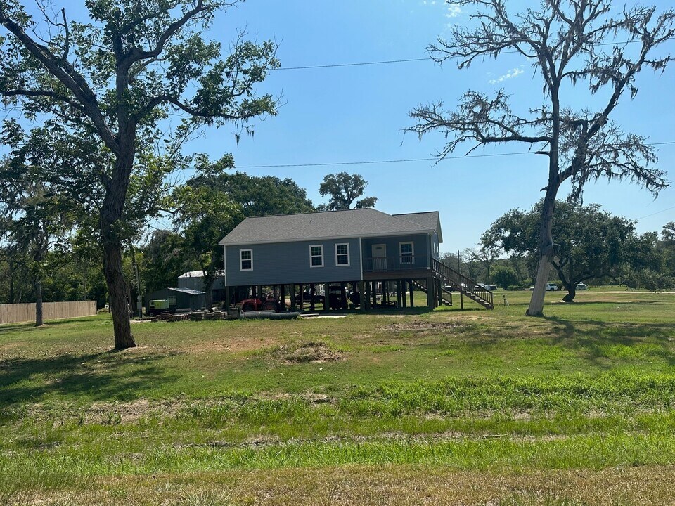 3701 County Rd 611 in Angleton, TX - Building Photo