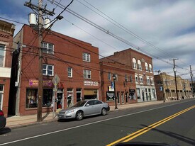 33 W Main St, Unit 3 in Plainville, CT - Building Photo