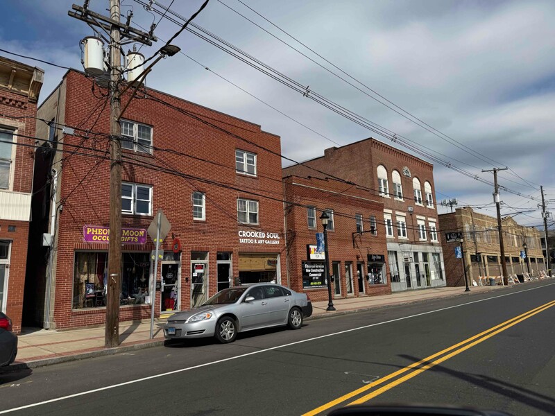 33 W Main St, Unit 3 in Plainville, CT - Foto de edificio