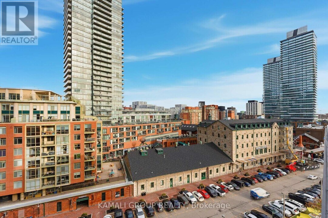 35 Parliament St in Toronto, ON - Building Photo