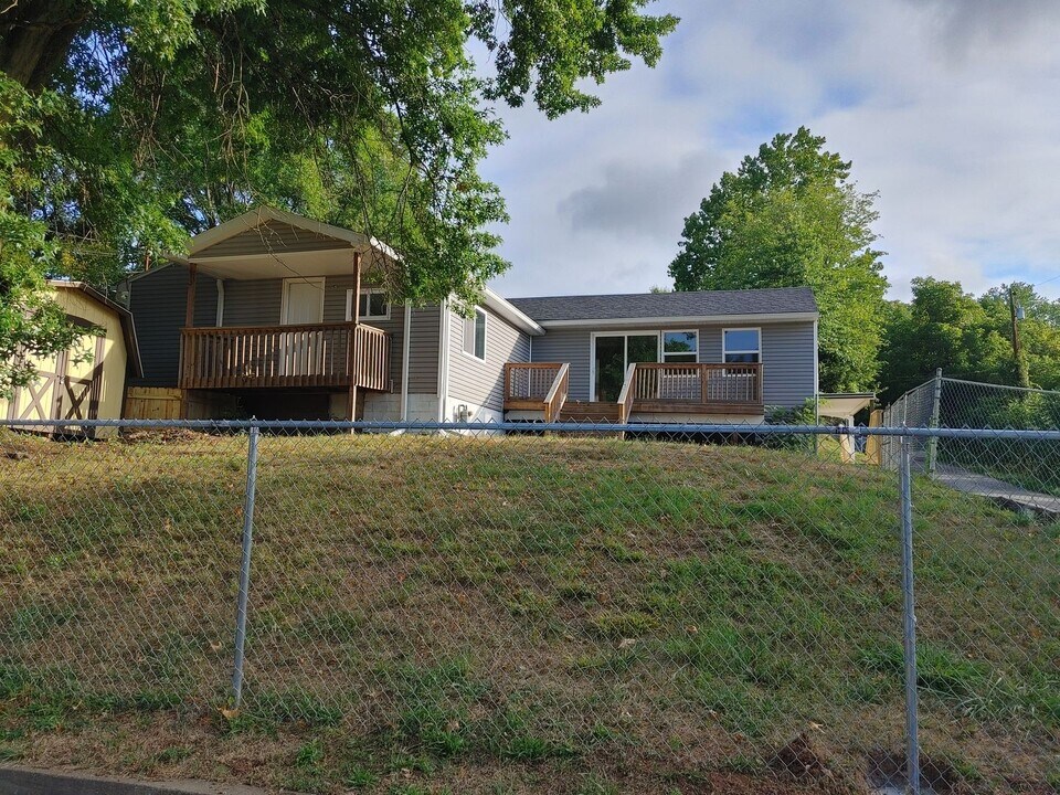 2517 39th St in Parkersburg, WV - Building Photo