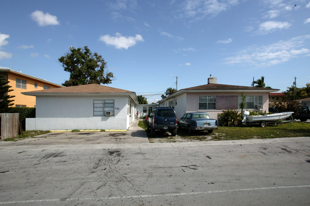 101-111 W 11th St in Hialeah, FL - Building Photo