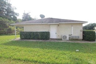 8110 Stonebrook Dr in Pensacola, FL - Building Photo