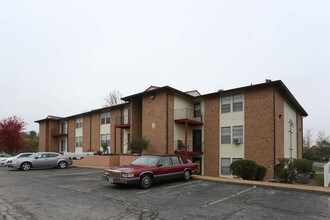Chalet Apartments in St. Louis, MO - Building Photo - Building Photo