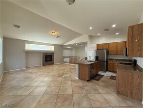 5122 Echo Shire Ave in Las Vegas, NV - Building Photo - Building Photo