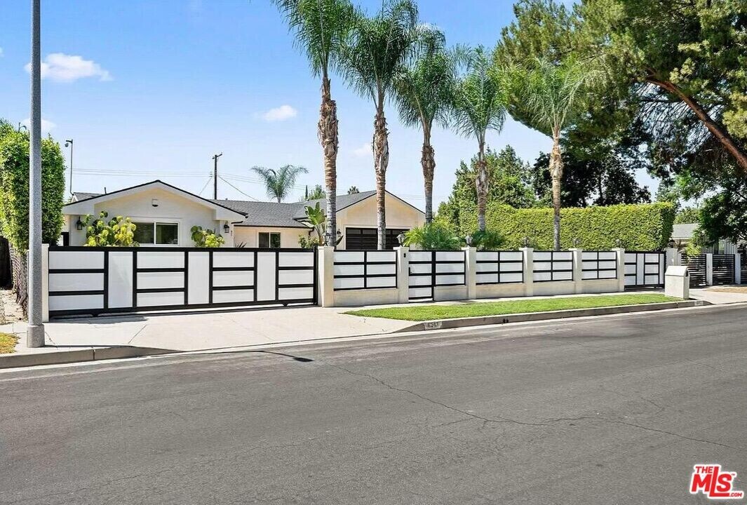 6243 Berquist Ave in Los Angeles, CA - Building Photo