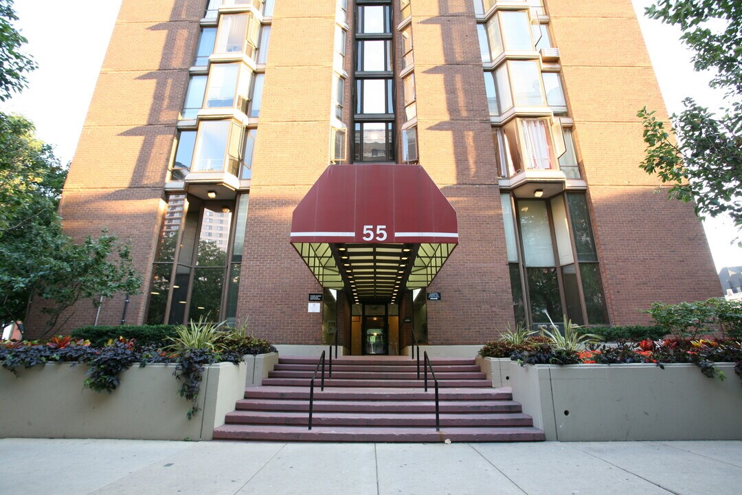 55 W Chestnut St in Chicago, IL - Building Photo