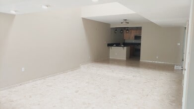 255 Poinciana Island Dr in Sunny Isles Beach, FL - Foto de edificio - Building Photo